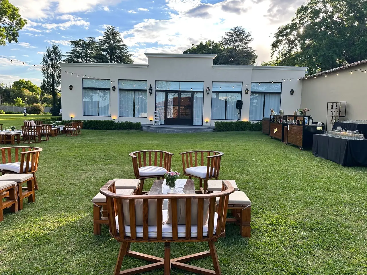 Livings de madera montados en el parque frente al salón - Eventos Empresariales en Azahares de Escobar